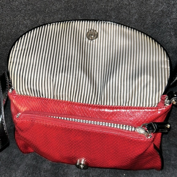 Leather with a snake skin look with a big buckle on the front - Picture 4 of 4